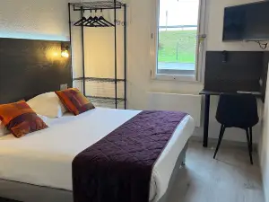 ดิ ออริจินัลส์ แอคเซส, ฮอลท์'โฮเทล, แคลร์มงต์ อักเนต์