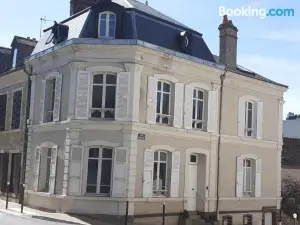 centre ville, chambre indépendante 20m2 et sa salle de bain privée
