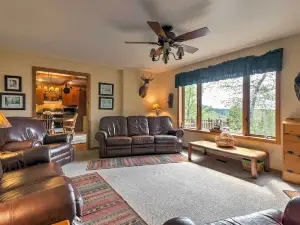 'Stutts Creek Retreat' - Quaint Cabin w/ Fire Pit!