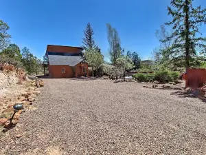 Cozy Escape with Yard Hike, Sightsee and Explore!