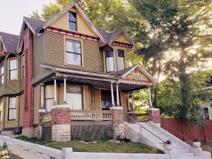 Gorgeous Victorian with Seasonal Pool , sleeps 8, pet friendly close to downtown