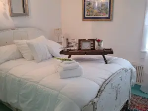 Connie's Cottage- "The Hemingway" -  Vintage Chic