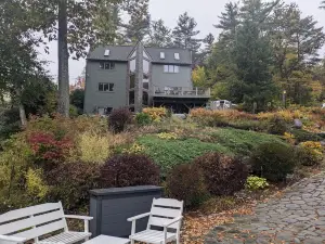 Private Lakehouse Getaway for relaxing and fun!