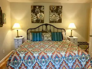 First Monday Trade Days, Spa, Fire Pit, Grill on a 600 SF Covered Party Deck.