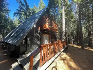 Quiet/Cozy A-Frame Near Mount Lassen w/Hot Tub