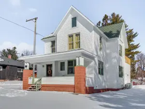 Close to Lake Superior: Walkable Washburn Charmer!
