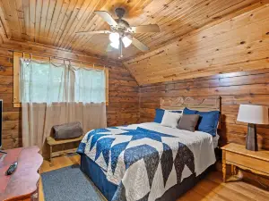 Cozy Retreat - Hot Tub, WiFi - Mountain Hideaway