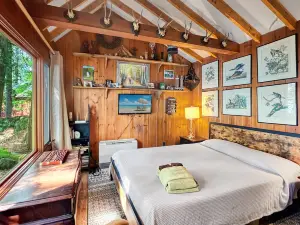 Serene Lakefront Retreat - Rocky Shore, Private Haven