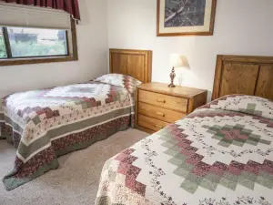 Serenity Retreat - WiFi, Lake View, Spa, Luxe Amenities