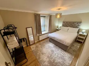 Airlie Arms Hotel