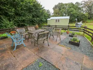 Shepherds Hut - the Hurdle