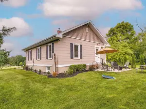 Country Home Near Eiu and Lake Charleston!