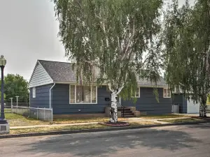 Nostalgic and Retro Anaconda Home, Walk to Town