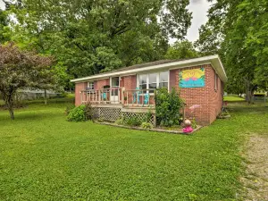 Cheerful Grand Rivers Cottage, 1/2 Mi to Lake