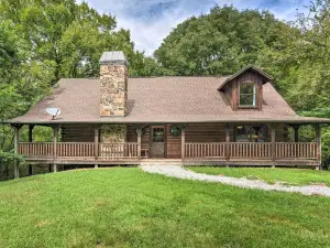 Secluded Northwest Arkansas Cabin: Fire Pit & Deck