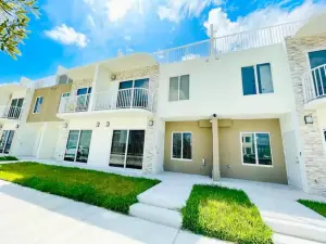 Casa Grand Cielo  - New Home 3 Floors with Sky Terrace Near Zoo FL Keys Mia