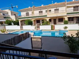 Agradable Adosado Con Piscina