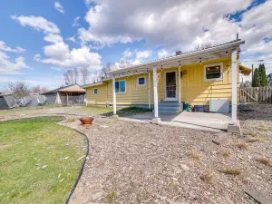 Retro Renton Rental Home 15 Mi to Dtwn Seattle!