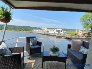 Driftwood Cozy Houseboat on the Water for 2