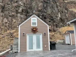 10 mins from the Gorge Amphitheater, nestled in on the beautiful Columbia River