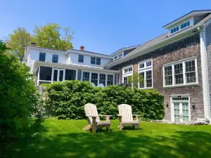 19th C. Waterfront Home in Blue Hill-Exquisite Gardens & Harbor views. Sleeps 10