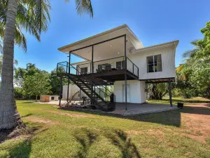 Driftwood  Beachfront Getaway, sleeps 8 comfortably, fully air conditioned.