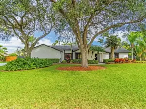Stunning Villa with private pool on Tropical half acre of Paradise