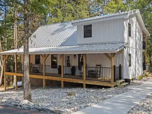 Ozark Shores- Lakefront, Hot Tub, Air Hockey