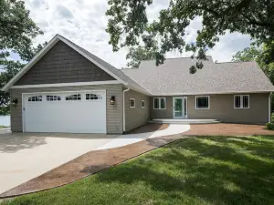 Private Lakefront home surround by nature. Great for Family Gatherings!