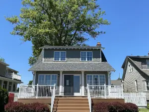 Charming Lakefront Vacation Rental