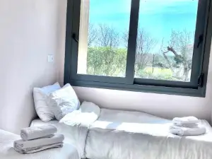 Sunny 2, Two-Bedroom House with Parking