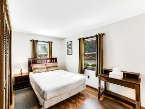 Dog-friendly home with pool table, firepit, wood stove, deck, grill, & WiFi