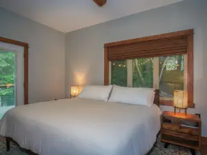 Garden View Cozy Cottage with Full Office Retreat