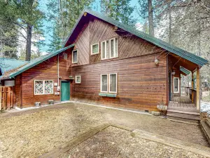Riverfront home with deck, gas fireplace, & washer/dryer - near hiking & lake