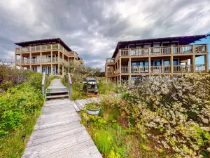 Seaside studio with amazing water views & private beach access across the street