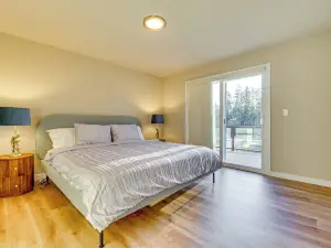 Lakefront Gem: Balcony, Fire Pit & Yard in Everett