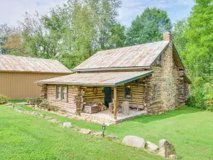 Handcrafted Log Cabin on 3 Acres 14 Mi to Canton