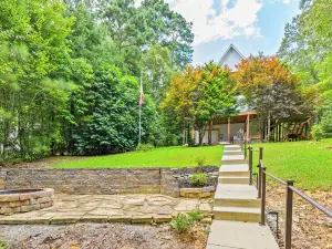 Relaxing 4-Bedroom Cottage on Smith Lake