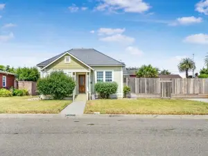 Mt. Views & Modern Comfort