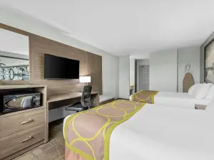 Super 8 by Wyndham Saskatoon Near Saskatoon Airport