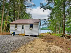 Hartford Cottage w/ Private Beach on Bear Pond!