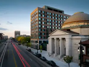 โรงแรม เอซี บาย แมริออท ดีทรอยต์ แอท เดอะ บอนสเตล