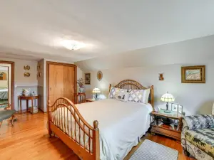 1 Mi to Historic District: Mtn-view Franklin Home