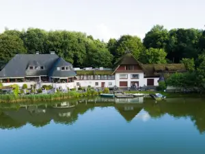 Fischerklause am Lütjensee und Bootshaus der Fischerklause