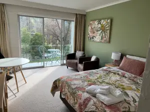 Riverbank Park Motel