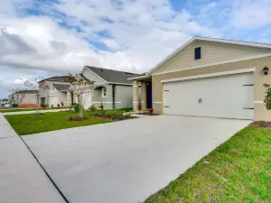4 Mi to Legoland: Newly Built Home in Winter Haven