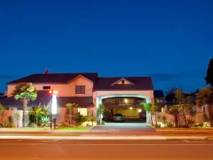 Aquarius Motor Inn