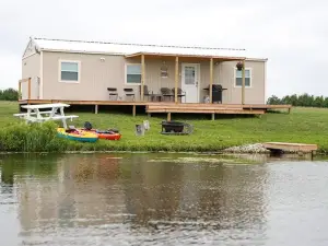 Luxury Lakefront Wolf Lodge with Fishing and Boating