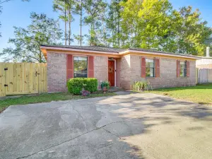 Patio for Al Fresco Dining: Home in Hinesville!