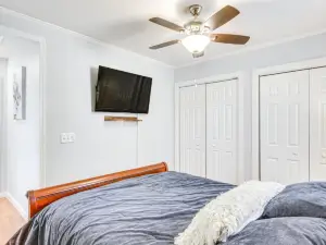 9 Mi to Downtown Sanford Home with Hot Tub